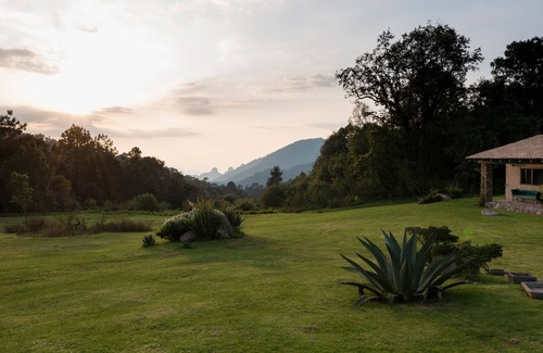 Valle de Bravo Cabaña | Espléndida y elegante casa de campo en medio de un bosque