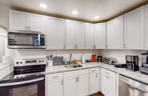 East Stroudsburg Casa | Splendid dog-friendly home with deck, W/D, free WIFI & gas grill