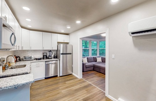 East Stroudsburg Casa | Splendid dog-friendly home with deck, W/D, free WIFI & gas grill