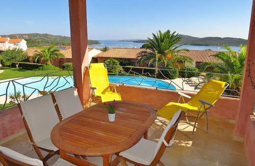 Porto Pozzo Apartamento | Espléndido apartamento con vistas al mar (N ° 18)