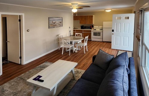 Ocean Park Condominio | Splendid, two-bedroom, one-bathroom condo, two short blocks from the beach!