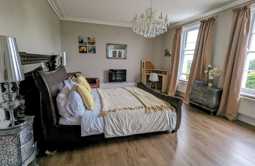 Montpellier Apartamento | Spoil Yourself in This Spectacular Regency Apartment