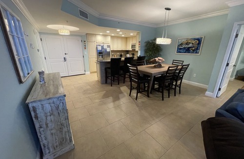 Pensacola Beach Condominio | "Spoiled Rotten" - Capacidad para 7 - TV de 65 "con PS3 - Sillas y sombrillas de playa - Renovat