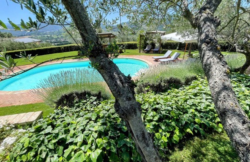 Spoleto Villa | Tranquilita Yoga con estudio: un gran lugar para fiestas con bar en la piscina, capacidad para 20 personas