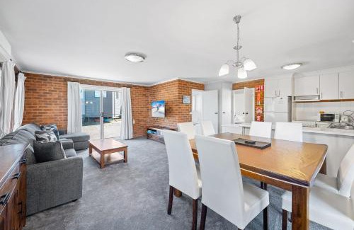 Jindabyne Casa | Sponars Onshore - 2BR Apartment l Pet-Friendly l WiFi l Air-Con l Fenced Backyard