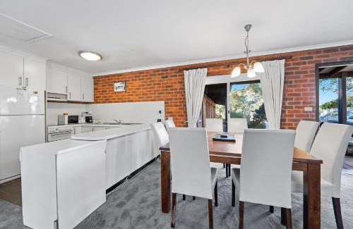 Jindabyne Casa | Sponars Onshore - 2BR Apartment l Pet-Friendly l WiFi l Air-Con l Fenced Backyard
