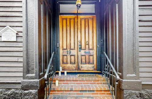 Salem Apartamento | Spooky Chic Home
