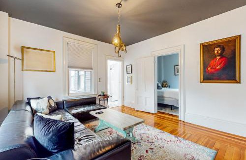Salem Apartamento | Spooky Chic Home