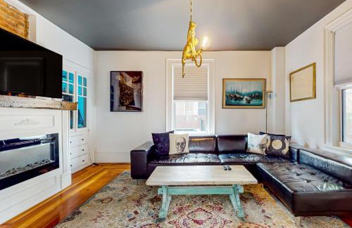 Salem Apartamento | Spooky Chic Home