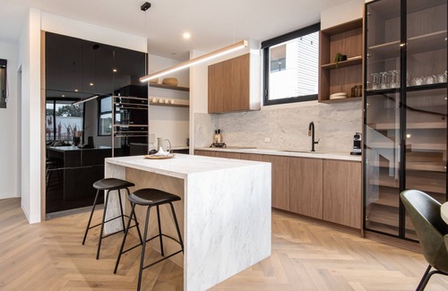 Richmond Apartamento | Sport Precinct Luxury Style over four levels