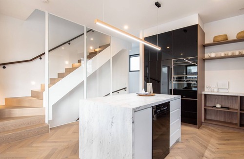 Richmond Apartamento | Sport Precinct Luxury Style over four levels