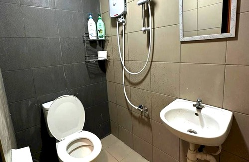 Kuching Hotel | SPOT ON 90777 Aiman Room