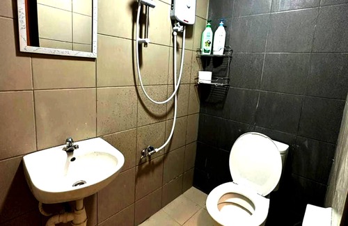 Kuching Hotel | SPOT ON 90777 Aiman Room