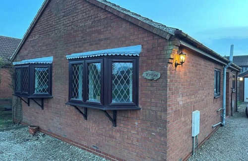 Keyingham Casa | Spotless 3 bedroom cottage newly refurbished comfortable country location with free parking