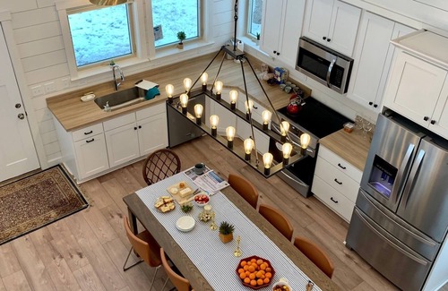Ithaca Casa | spotless and spacious modern house with plenty of natural lights