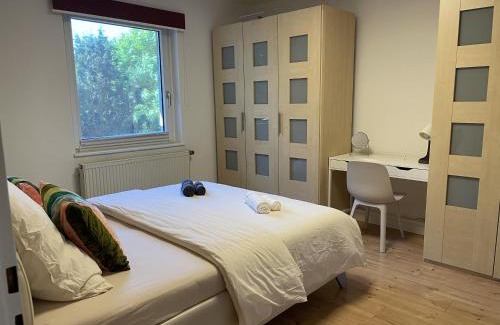 Rhein-Erft-Kreis District Apartamento | Spotless Family Retreat, Fully Equipped & Central