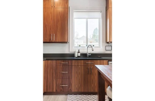 Mississippi District Casa | Spotless Modern Steps from the Best Shops and Restaurants.