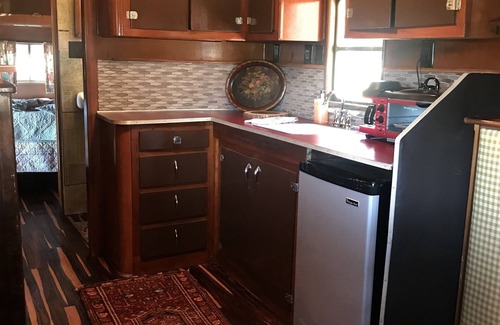 Reed Creek Cabina | Granja de cervatillo manchado / Vintage Don Draper Camper restaurado 1951 Richardson