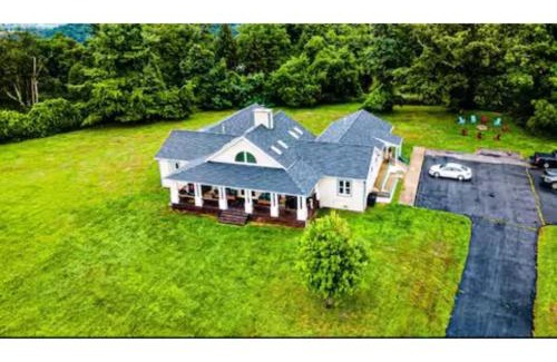 Waynesboro Casa | Sprawling 9 BR Mountaintop Oasis with BlueRidge Views