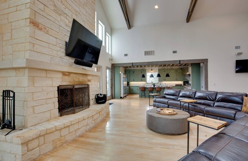 Elmo Casa | Sprawling Kaufman Home w/ On-Site Lake & Fire Pit