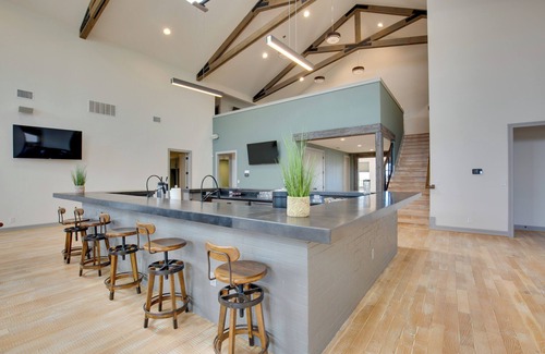 Elmo Casa | Sprawling Kaufman Home w/ On-Site Lake & Fire Pit
