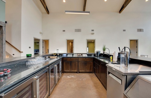Elmo Casa | Sprawling Kaufman Home w/ On-Site Lake & Fire Pit