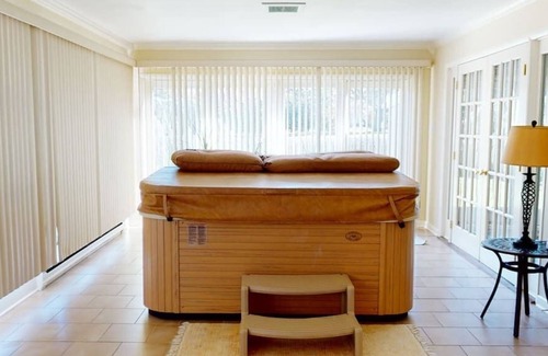 Whitesboro Casa | Sprawling Rancher- in-ground Heated Pool W/Hot Tub