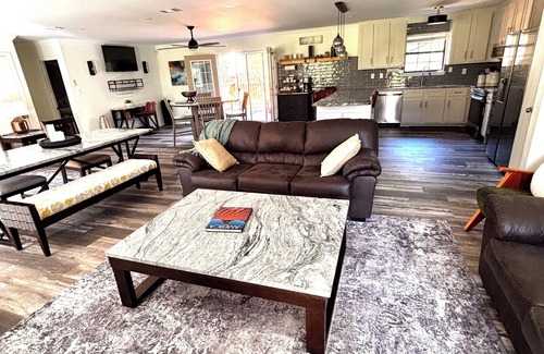 Daphne Casa | Sprawling retreat perfect getaway near beach kid friendly