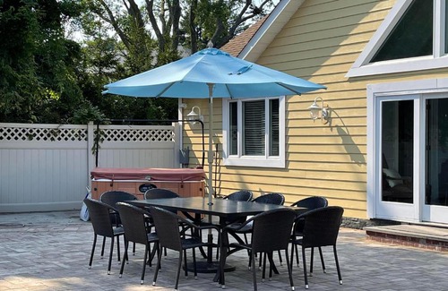 Shinnecock Hills Casa | Sprawling Southampton Home w Pool Jacuzzi Near Beach Town