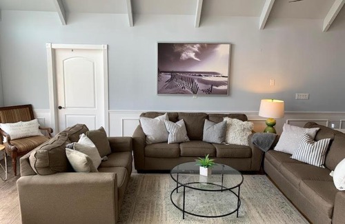 Shinnecock Hills Casa | Sprawling Southampton Home w Pool Jacuzzi Near Beach Town