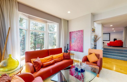 Unionville Casa | Sprawling Waterfront Home, Dock & In-Home Theatre