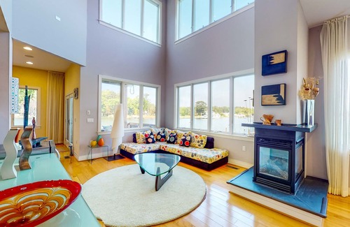 Unionville Casa | Sprawling Waterfront Home, Dock & In-Home Theatre