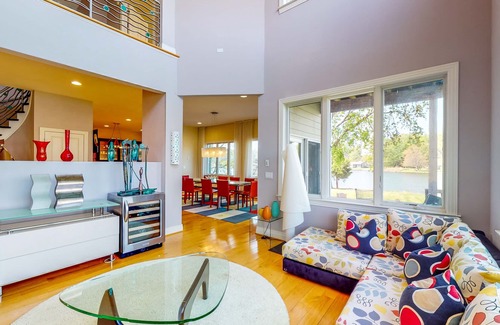 Unionville Casa | Sprawling Waterfront Home, Dock & In-Home Theatre