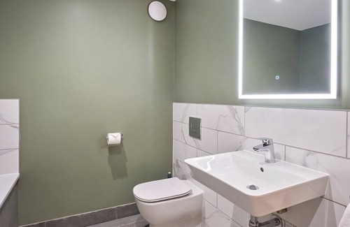 Chittlehamholt Cabina | Spread across two floors, this inviting 2-bedroom lodge promises a comfortable retreat for up to 4 g
