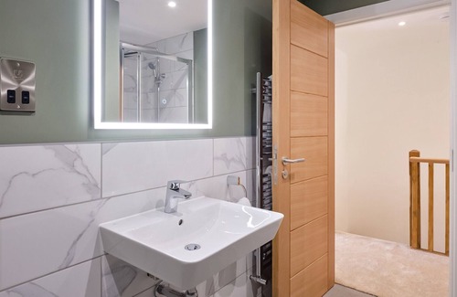 Chittlehamholt Cabina | Spread across two floors, this inviting 2-bedroom lodge promises a comfortable retreat for up to 4 g