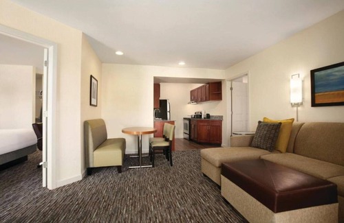Pleasanton Casa | Spread Out in This All-Suites Room in Pleasanton, CA !