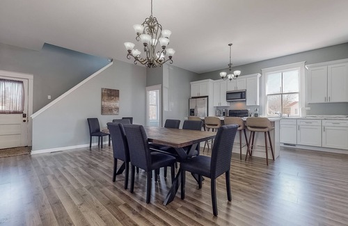 Aurora Casa | Spread out - Renovated 5BR+Loft, Sleeps 12+