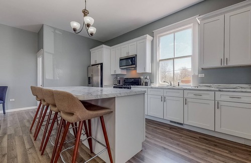 Aurora Casa | Spread out - Renovated 5BR+Loft, Sleeps 12+