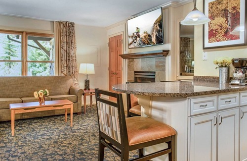 Highland Meadows Condominio | Spring break isn't over! Come Sun-Wed, get 10% off. Must stay 3+ nights, valid March & April!