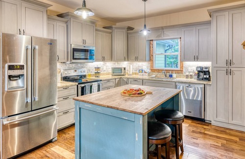 Foxfire Estates Cabina | Spring Break - POOL, sleeps 19, theater, hot tub, gameroom, & 5 min to downtown