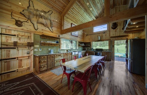 Colonial Pine Hills Cabina | Spring Canyon Buffalo Cabin