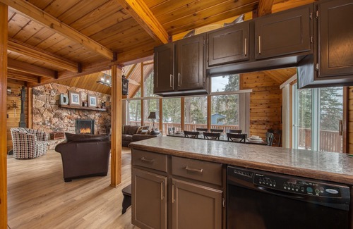 East Kootenay Casa | Spring Creek Cabin; 6 bedrooms sleeps 14 with hot tub