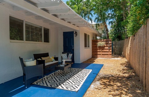 Palm Beach Shores Cabaña | Spring Deals! Seaglass Cottage quick walk to the Beach, Shops & Cafes, Dog Yes!, Free Parking