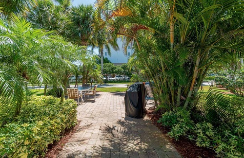 Palm Beach Shores Cabaña | Spring Deals! Seaglass Cottage quick walk to the Beach, Shops & Cafes, Dog Yes!, Free Parking