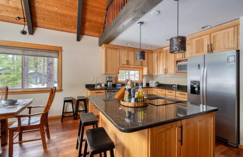 Black Butte Ranch Casa | Spring Home 6 - Cozy 4BR Cabin in Black Butte Ranch w Fireplace