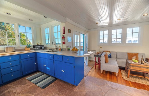 Old Town Casa | Spring Lily Cottage!Huge Views of Bodega Harbor!HotTub/Firetable/WiFi/Pup ok!