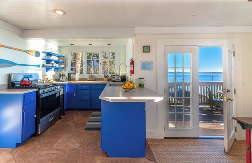 Old Town Casa | Spring Lily Cottage!Huge Views of Bodega Harbor!HotTub/Firetable/WiFi/Pup ok!