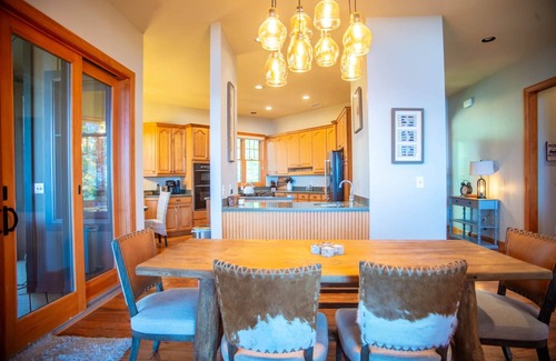 Burnsville Villa | Spring Rock Retreat- Private Club Access