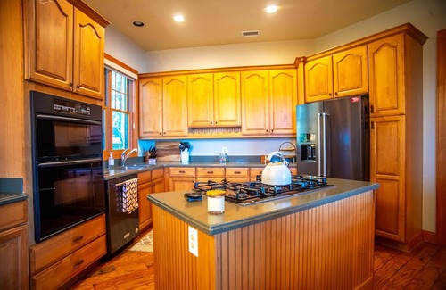 Burnsville Villa | Spring Rock Retreat- Private Club Access