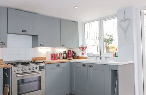 Portland Cabaña | SPRING ROSE COTTAGE, pet friendly, with open fire in Fortuneswell